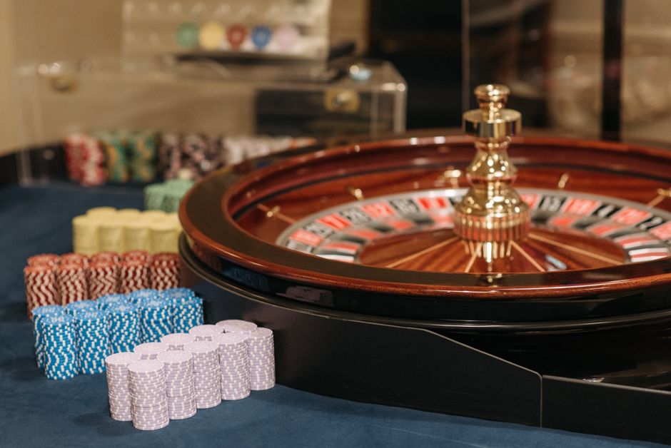 Online Casino Freispiele 2026: Angebote, Bedingungen & Vergleich: Eingangshalle eines Casinos — Symbolbild für Kontoeröffnung und Identitätsprüfung